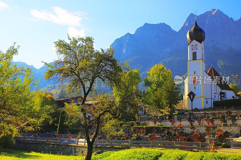 巴洛克式的圣约翰尼斯德尔Täufer教堂在Grainau阿尔卑斯村与Zugspitze, Waxenstein和Alpspitze景观-戏剧性的风景在巴伐利亚阿尔卑斯山，德国，附近的Karwendel山脉-雄伟的高山景观秋天-加尔米施，德国巴伐利亚